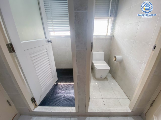 *****บ้านเดี่ยวมือสองย่านกรุงเทพฯ ม.โนเบิลจีโอ วัชรพล เนื้อที่กว้างขวางมากถึง 50.40 ตร.ว. ฟังก์ชัน 3 ห้องนอน 2 ห้องน้ำ ที่จอดรถ 2 คัน มีเรือนรับรอง ตั้งบนทำเลแห่งการเดินทาง ใกล้รถไฟฟ้าสายสีชมพู "สถานีวัชรพล" และทางด่วน "สุขาภิบาล5" จองเลย!